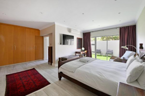 Elegant Camps Bay Villa with Pool 150m to Beach